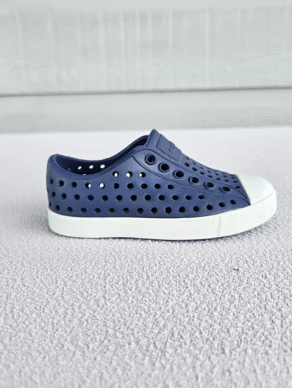 Native Jefferson Navy White SZ C5 Slip-On Breathable Water Shoes